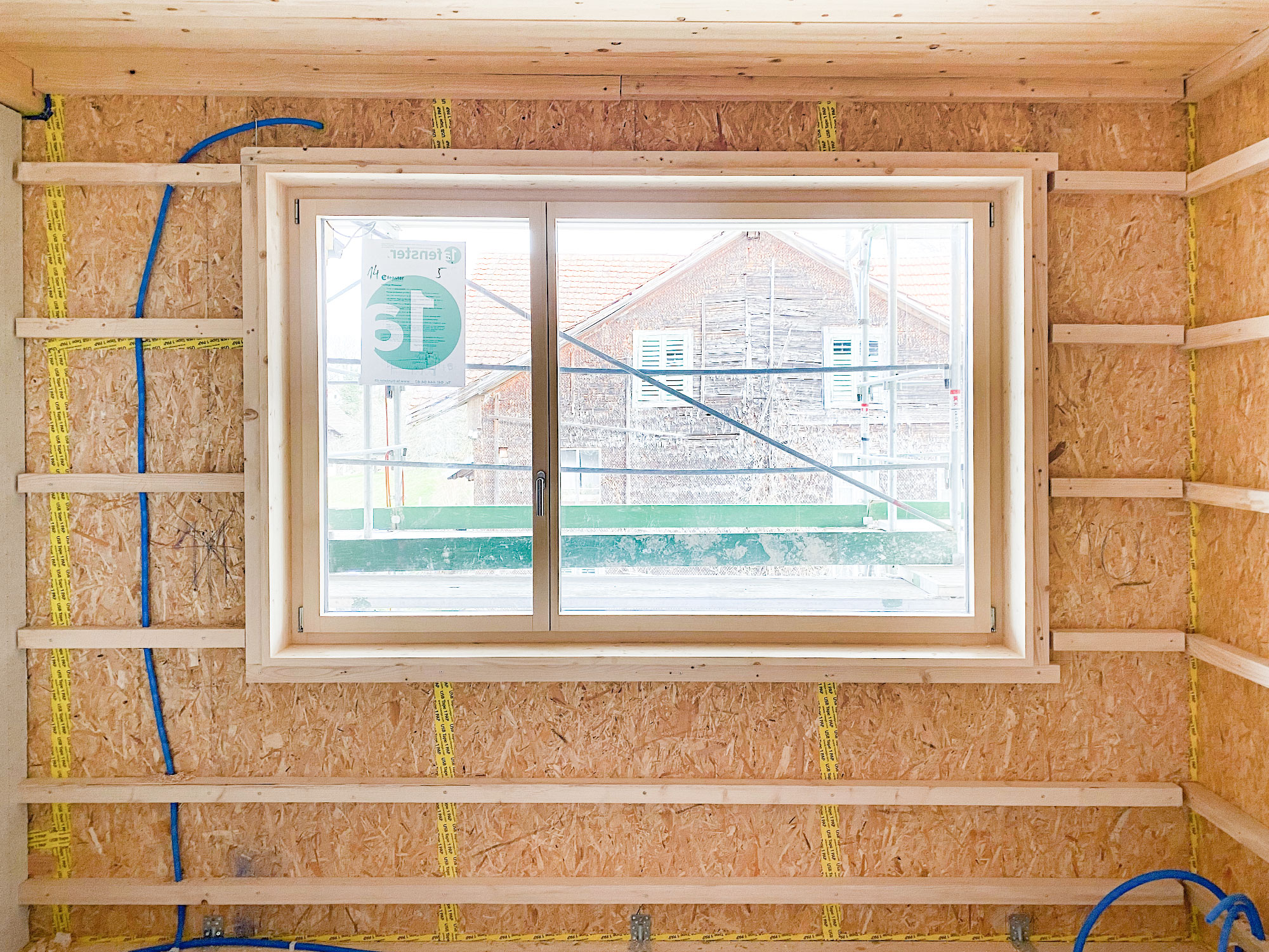 Baustellenfoto, Fenster aus Holz, Rohbau Holzbau