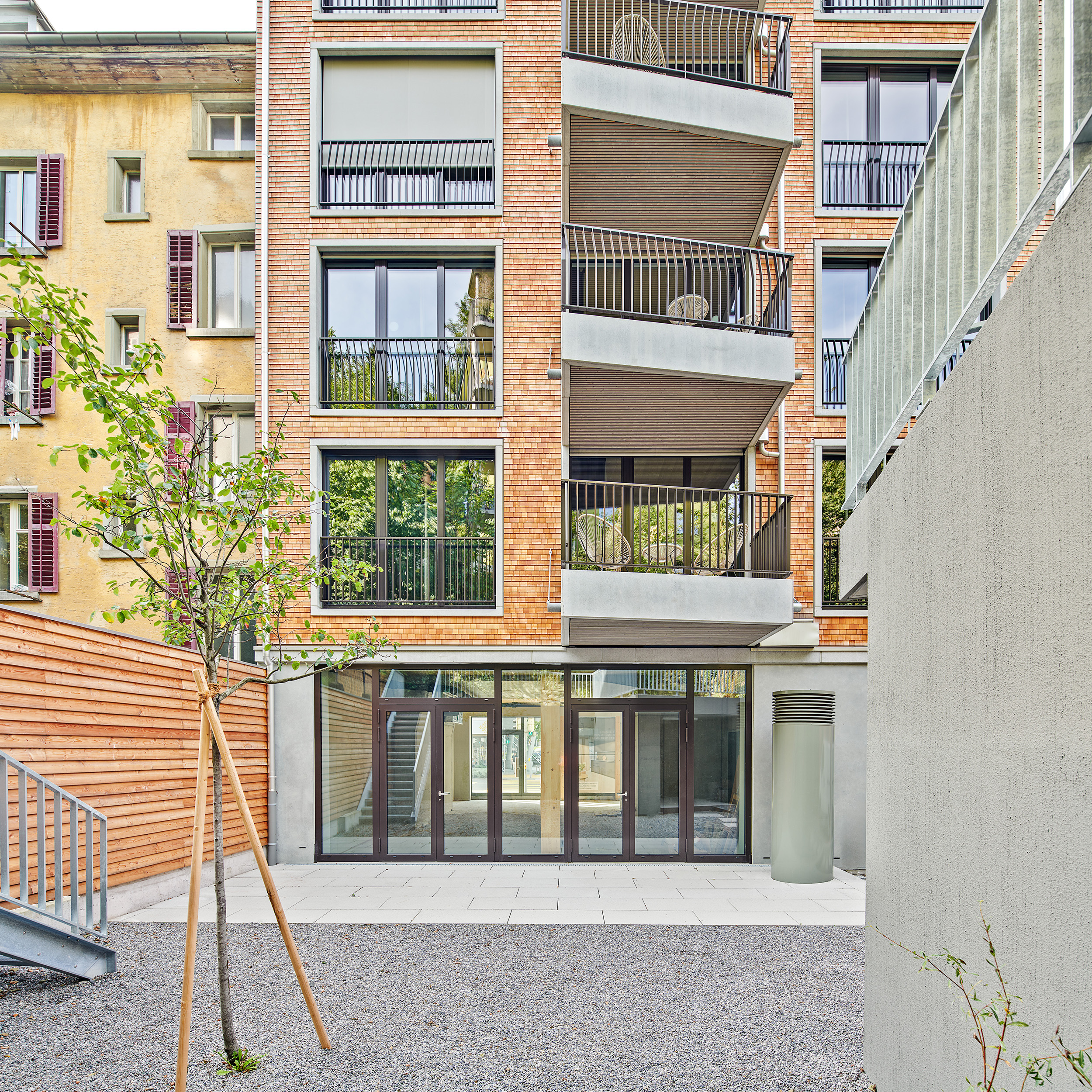 Helles Wohnzimmer, Dunkle Fensterrahmen, Holzdecke und sichtbarem Unterlagsboden