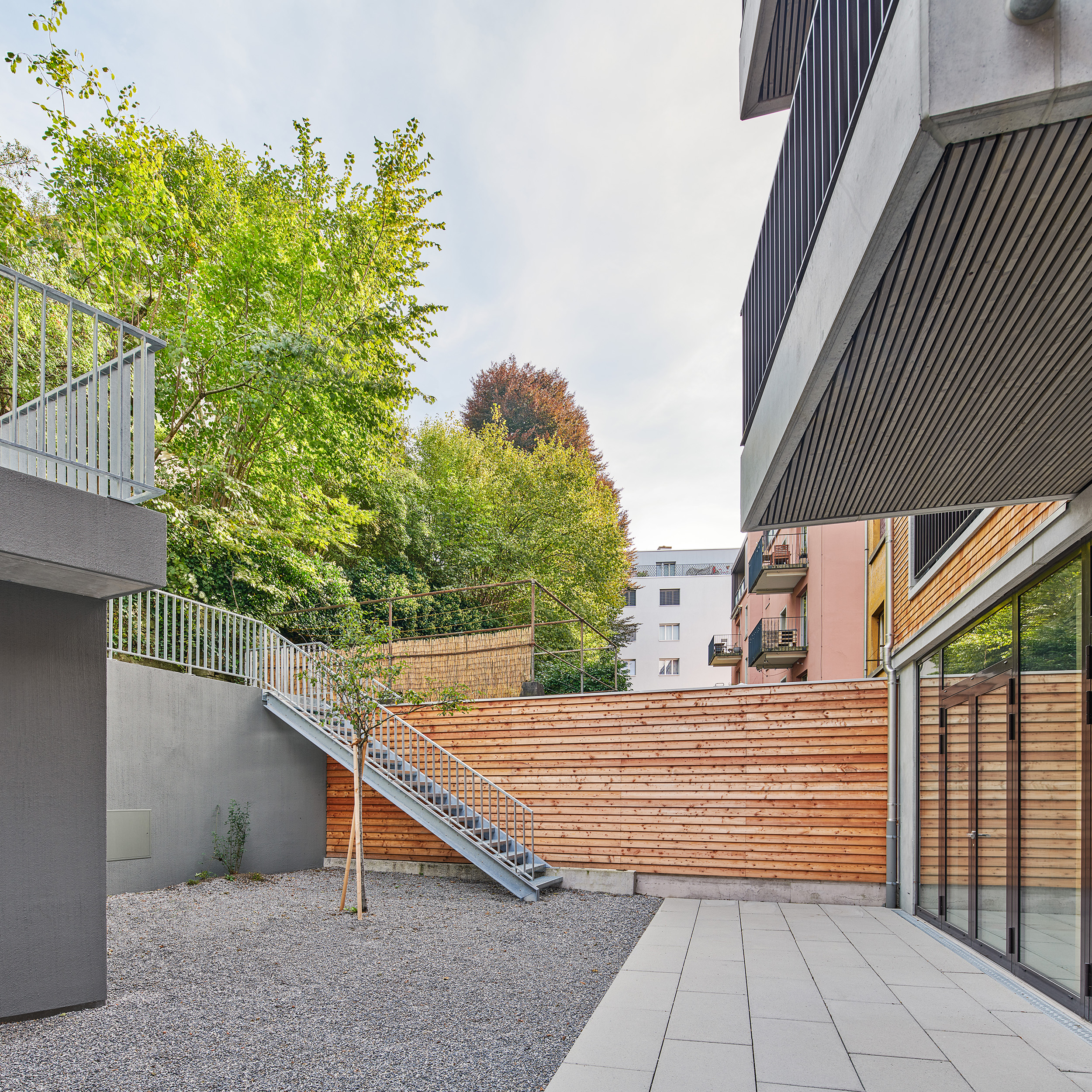 heller Wohnraum im dachgeschoss, Holzbau mit Holzdecke und geschliffenem unterlagsboden, Blick ins Geschoss unten zur Loggia